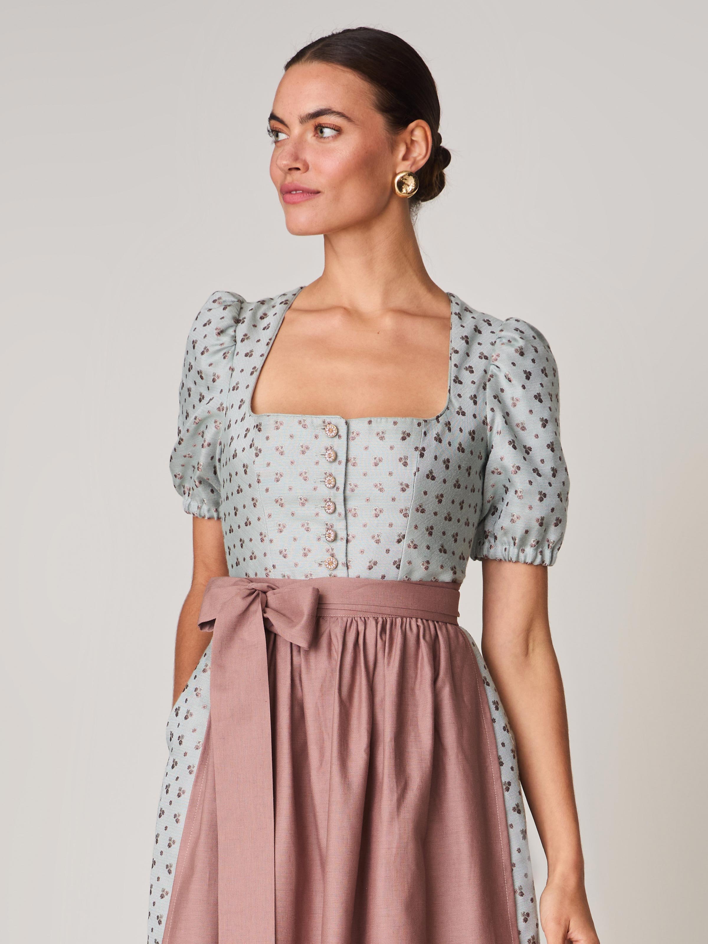 Hellblaues Dirndl mit Puffärmeln