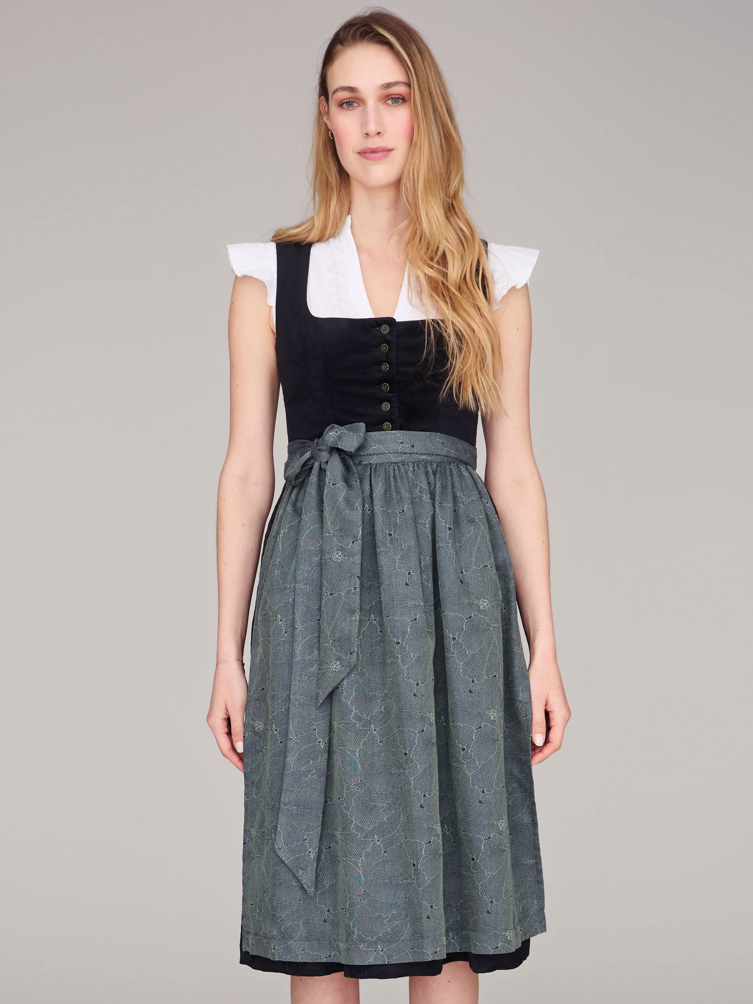 Schwarzes Dirndl mit Knöpfen