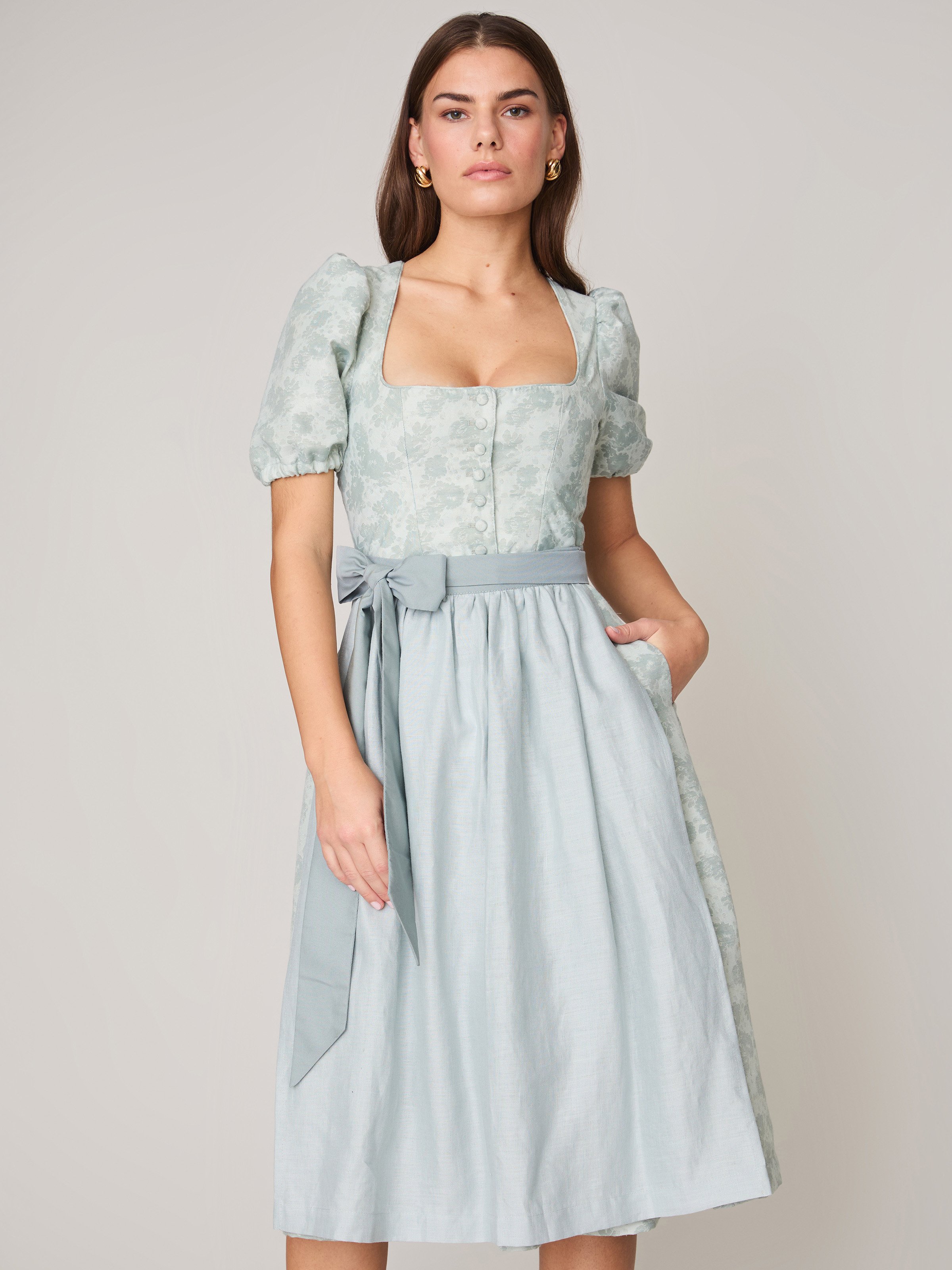 Salbeigrünes Dirndl mit Puffärneln