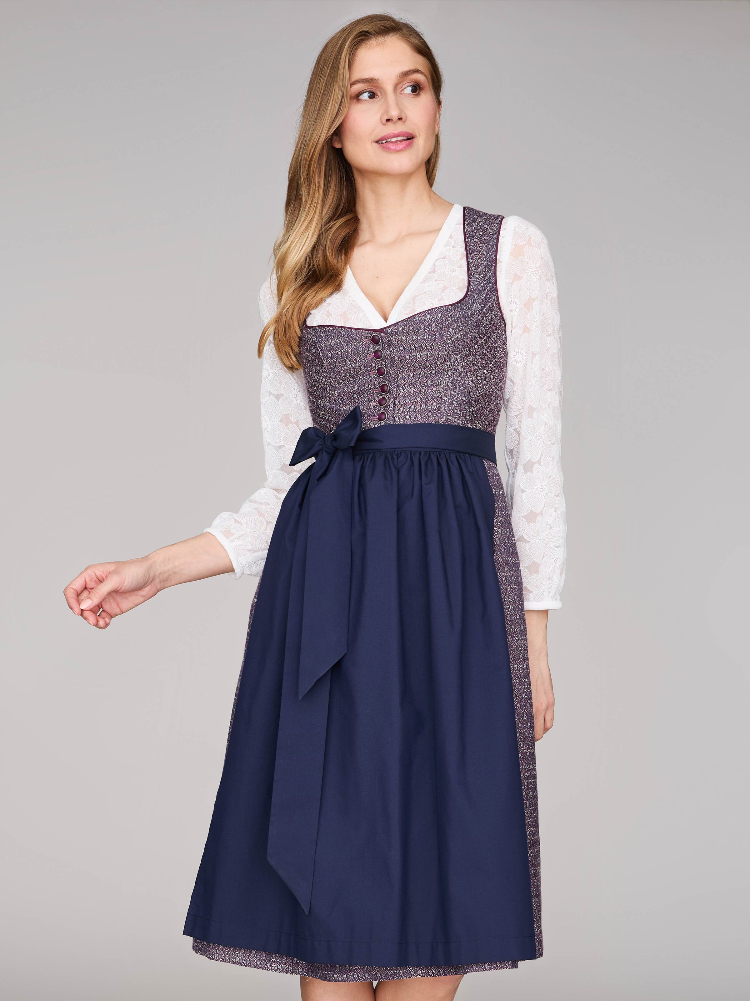 Beerenfarbenes Dirndl mit Knöpfen