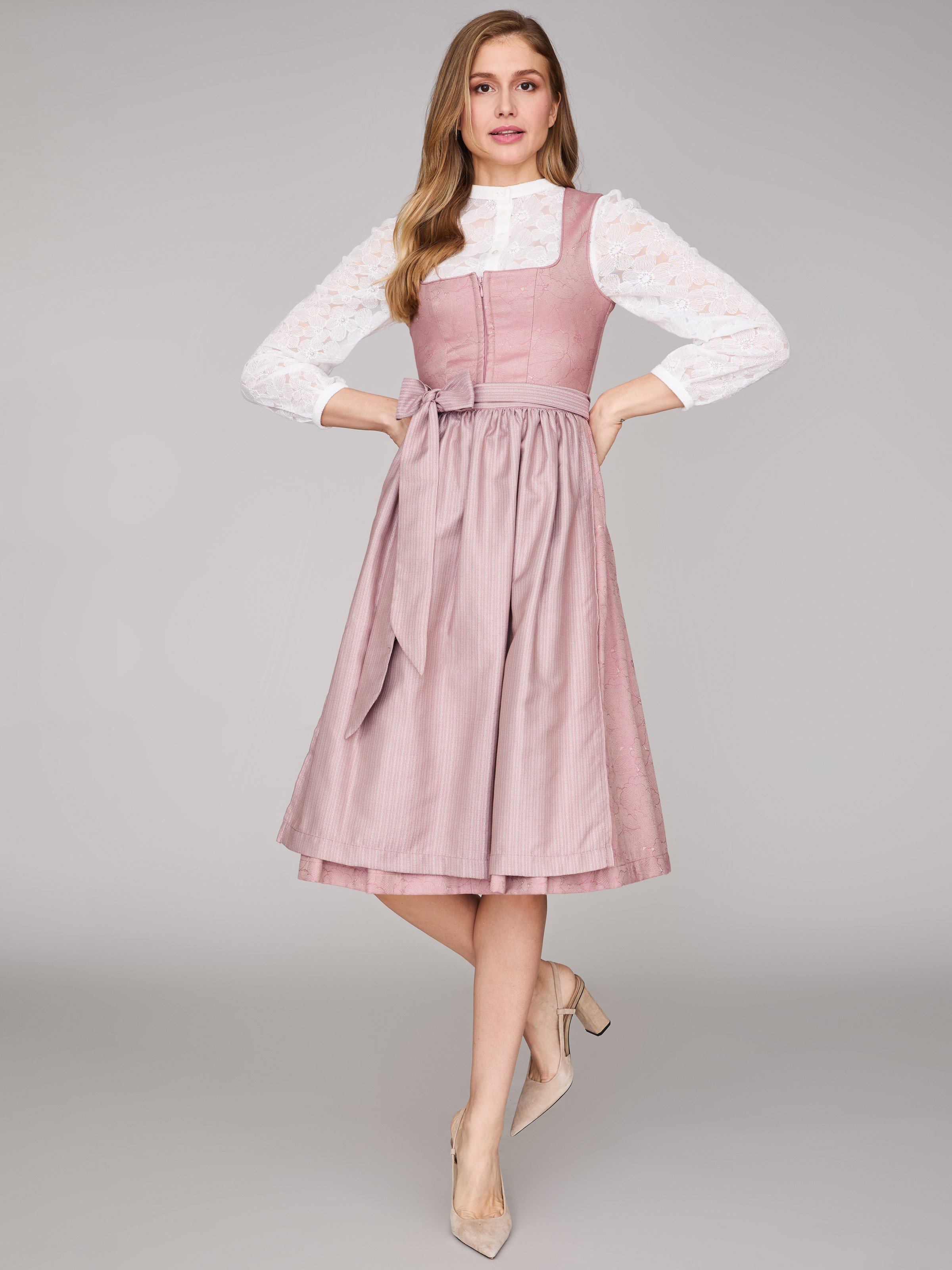 Rosa-farbenes Dirndl mit floralem Muster