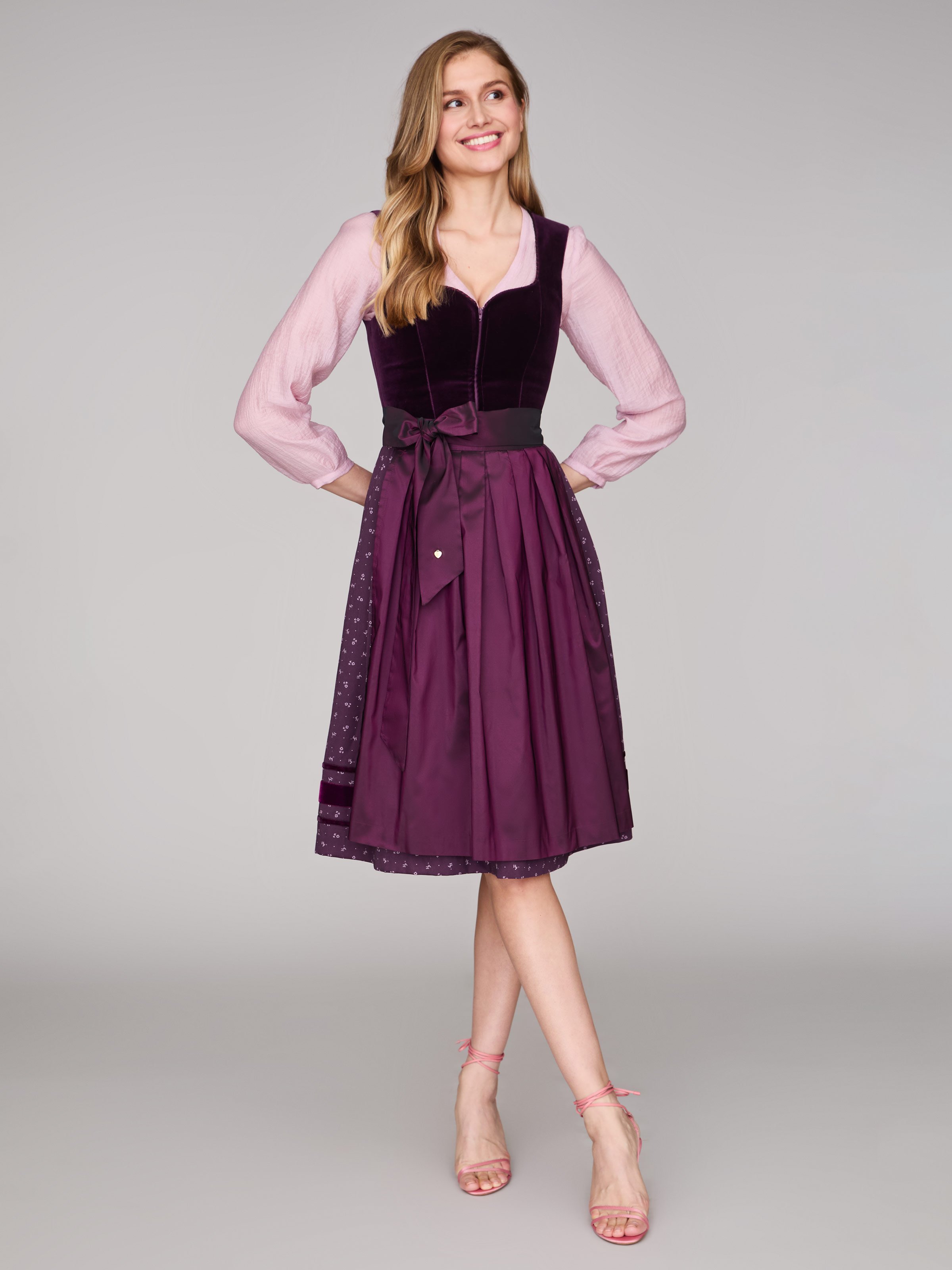 Dunkelgrünes store Dirndl, Schürze aubergine